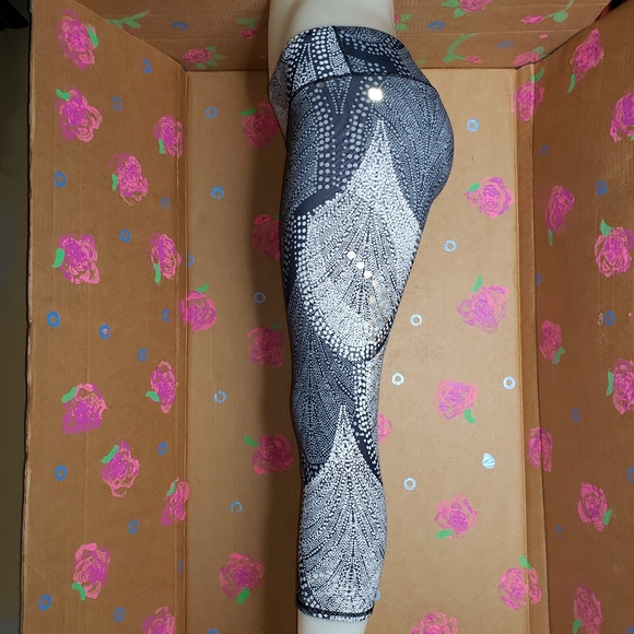 Fabletics Salar Capri Leggings Foiled Flurry with Gold Dots Size Small - Picture 4 of 12